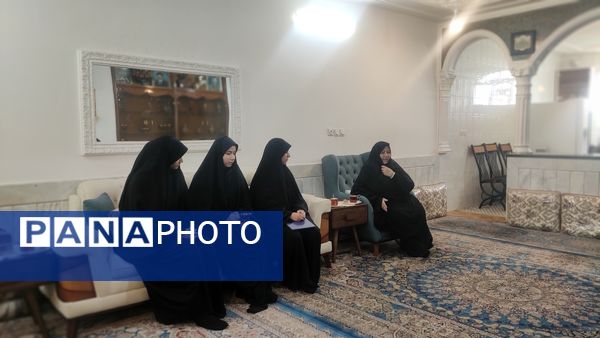 دیدار دانش‌آموزان  دبیرستان۲۲ بهمن با همسر شهید جانباز شیمیایی  شهرضا 