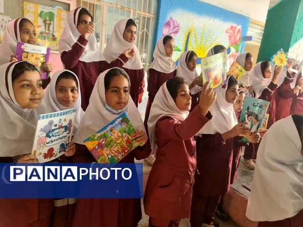 جشن کتاب و قصه‌گویی در دبستان شهید تنیده