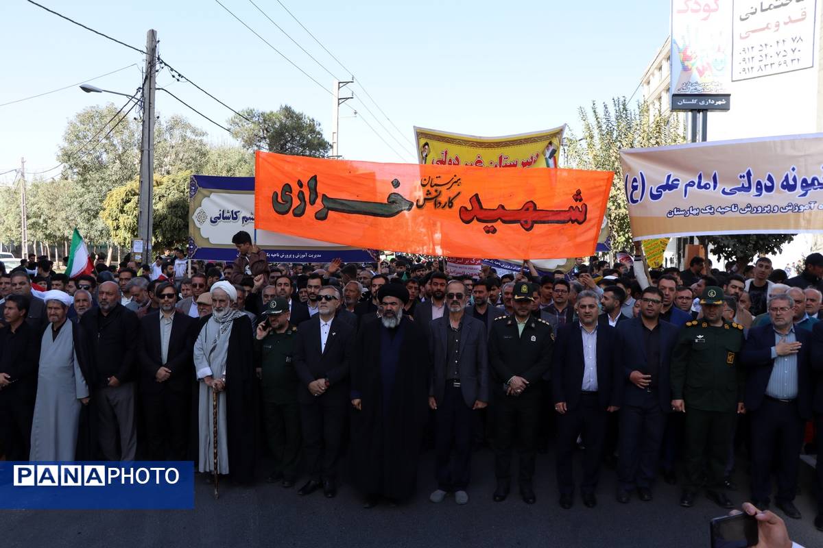 حضور پرشور دانش‌آموزان و مسئولین در راهپیمایی ۱۳ آبان در ناحیه یک بهارستان
