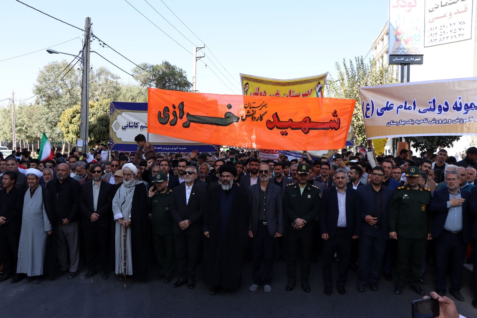 حضور پرشور دانش‌آموزان و مسئولین در راهپیمایی ۱۳ آبان در ناحیه یک بهارستان