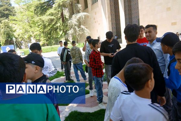اردوی دانش‌آموزان نسیم‌شهری در کاخ نیاوران