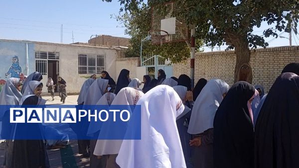 برپایی نماز جماعت  در دبستان شهید نجفی فدافن 
