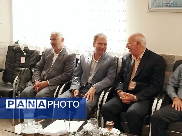 بازدید معاون پرورشی و تربیت بدنی آموزش و پرورش کاشمر از دبیرستان امام حسین (ع) 