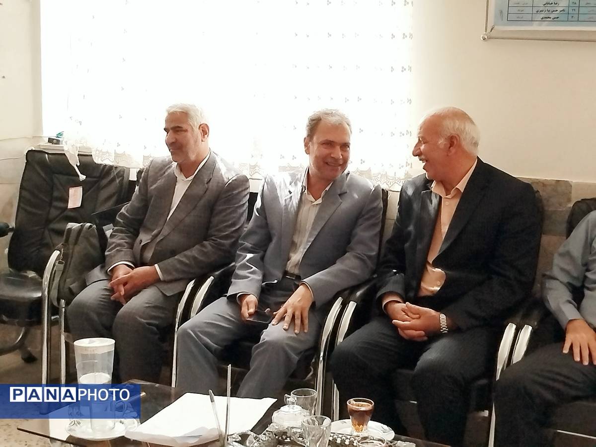 بازدید معاون پرورشی و تربیت بدنی آموزش و پرورش کاشمر از دبیرستان امام حسین (ع) 