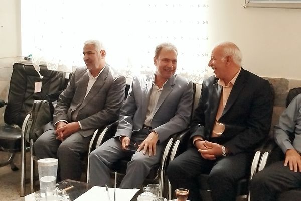 بازدید معاون پرورشی و تربیت بدنی آموزش و پرورش کاشمر از دبیرستان امام حسین (ع) 