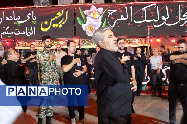 دانش‌آموزان در موکب دانش‌آموزی عشاق‌الحسین از زائرین کربلای معلی پذیرایی کردند