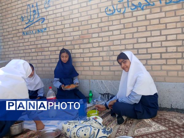 بازارچه درون مدرسه در دبستان دخترانه شهید احمد خاقانی شیروان