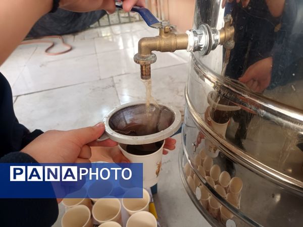 عطر فاطمی در فضای آموزش دبیرستان میرزا جعفر سروقد با برپایی ایستگاه صلواتی 