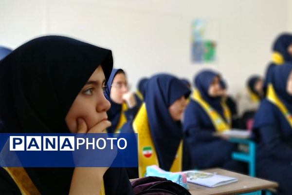 تجلیل از فرزند شهید صفری در کلاس درس با حضور یکی از همرزمان پدر