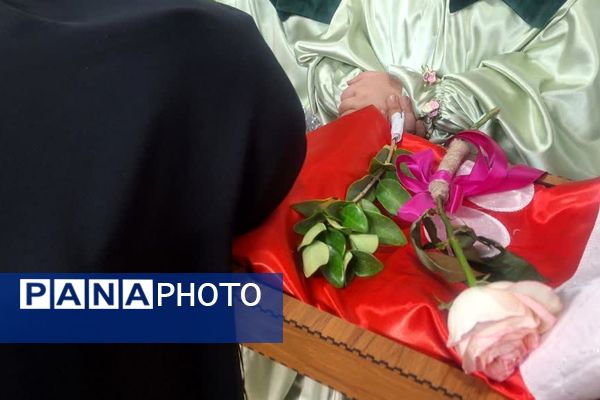 پرچم متبرک امام حسین(ع) میهمان دانش‌آموزان مدرسه زنده‌یاد قمصری