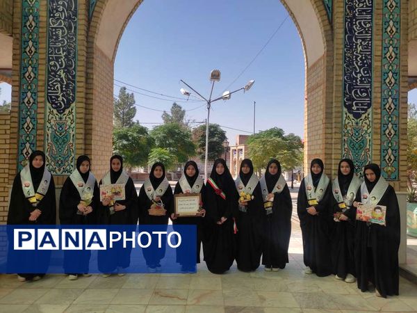 غبار روبی مزار شهدا شهرستان خلیل آباد توسط دانش آموزان بسیجی اموزشگاه مرحوم پاکدل 