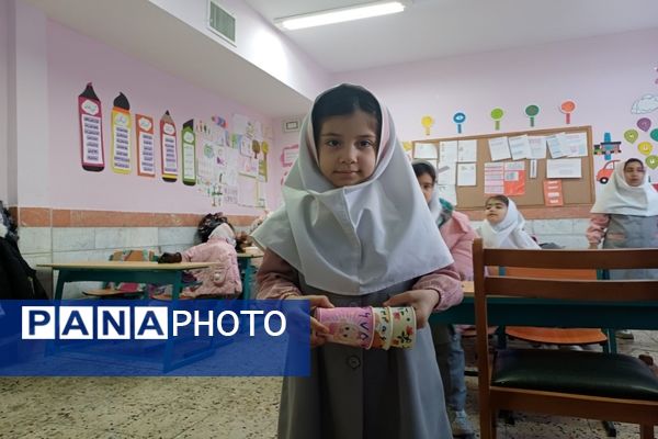 جشن یادگیری صدگان توسط دانش‌آموزان کلاس دوم دبستان شاهد نرگس