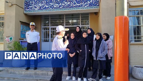 گرامیداشت هفته نیروی انتظامی در دبیرستان دخترانه پیرایش یک