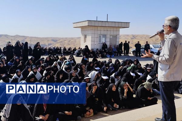 اولین روز حضور دانش‌آموزان دختر منطقه کهریزک در یادمان ‌های مناطق عملیاتی جنوب ایران