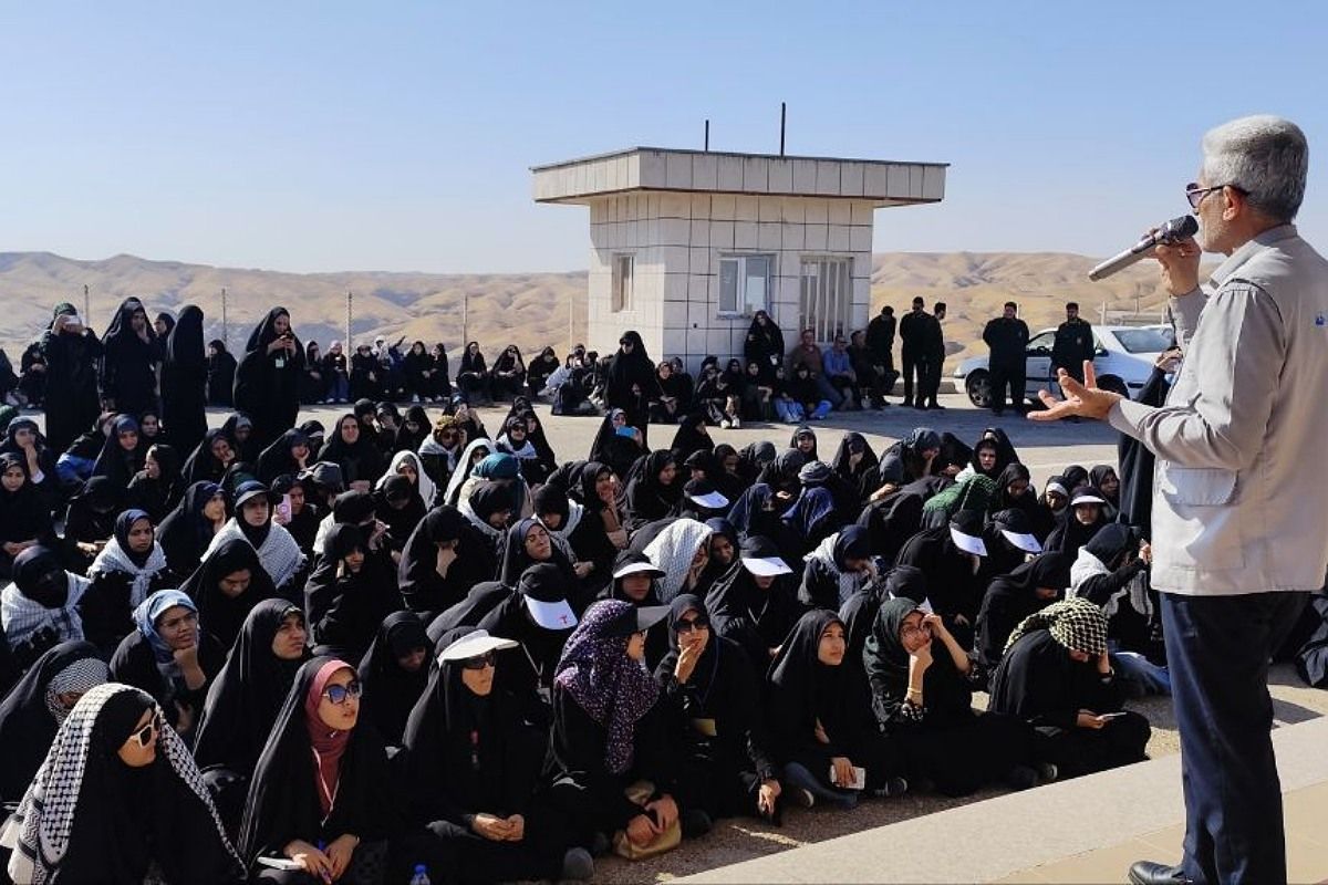 اولین روز حضور دانش‌آموزان دختر منطقه کهریزک در یادمان ‌های مناطق عملیاتی جنوب ایران