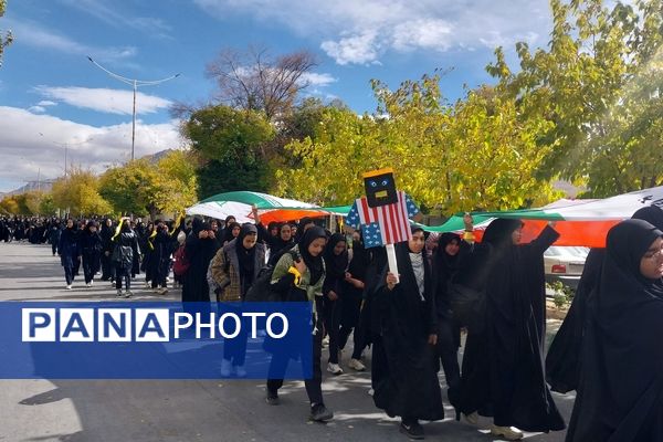 حضور پرشور دانش‌آموزان فریدنی در راهپیمایی 13 آبان