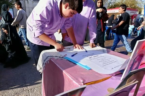 حضور دانش آموزان شیرازی درغرفه‌های فرهنگی راهپیمایی 13 آبان