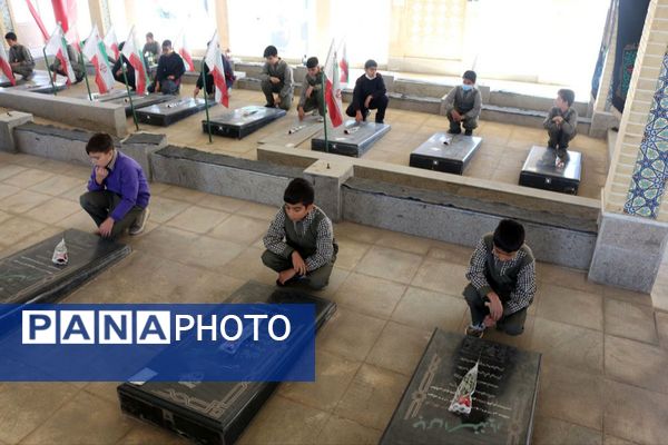 مدرسه باقرالعلوم (ع) فیروزکوه میزبان مراسم پرشور گلباران مزار شهدا با حضور مسئولان شد