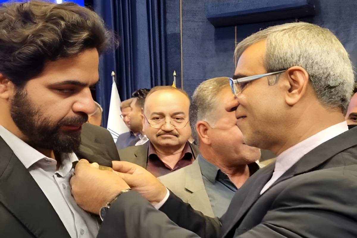 مدال افتخار مدرسهسازان ایران به هاشم طلائیان اهدا شد