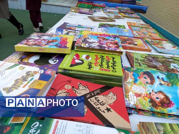 نمایشگاه کتاب در دبستان مریم بندرعباس