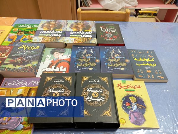 نمایشگاه کتاب در دبستان آرمینه مصلی نژاد 