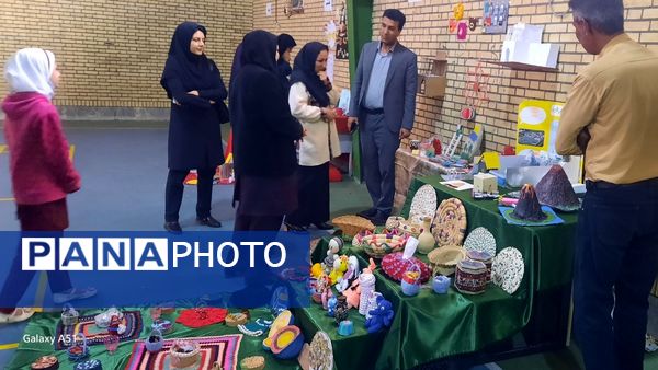 بازدید مدیر آموزش و ‌پرورش حاجی‌آباد از نمایشگاه خلاقیت‌های دانش‌آموزی دبستان استقلال  