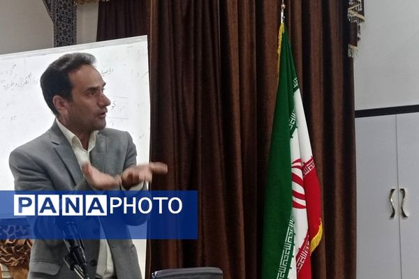  جلسه آموزش فرزندپروری نوجوان برای والدین در دبیرستان استعدادهای درخشان شهید بهشتی دوره اول