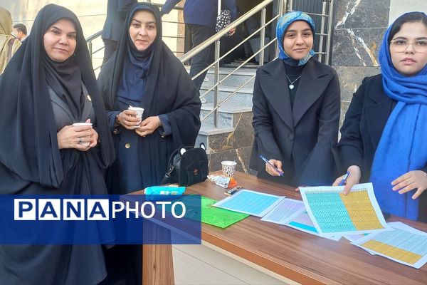 تقدیر از رتبه‌های برتر کنکور در اداره آموزش‌و‌پرورش شهرستان اسلامشهر 