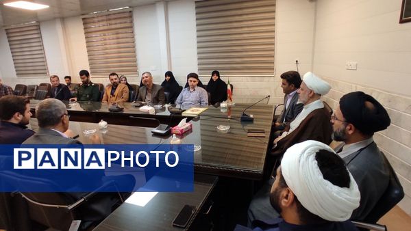 دیدار کادر آموزشی مدارس و دانش‌آموزان با امام جمعه شهرستان ساوه