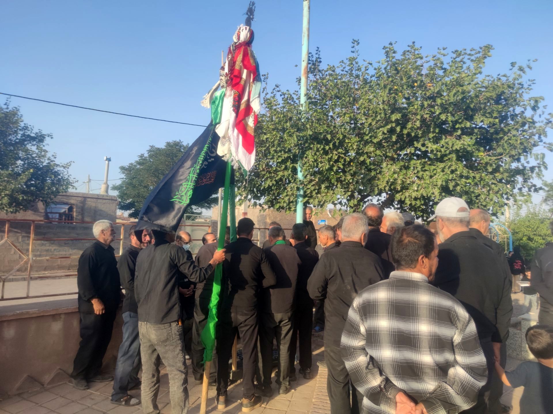 آیین جمع آوری نذورات مردمی در روز عاشورا 