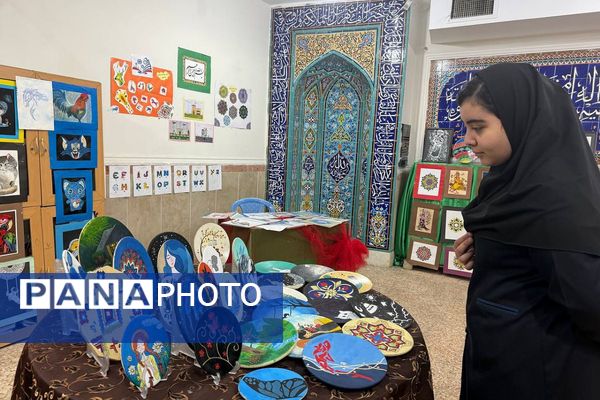 آیین افتتاحیه نمایشگاه هنری «ماها» در هنرستان شهید تاجیک بهارستان‌دو
