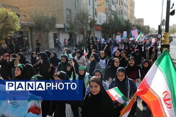 حضور پرشور دانش‌آموزان در راهپیمایی ۱۳آبان منطقه کهریزک 