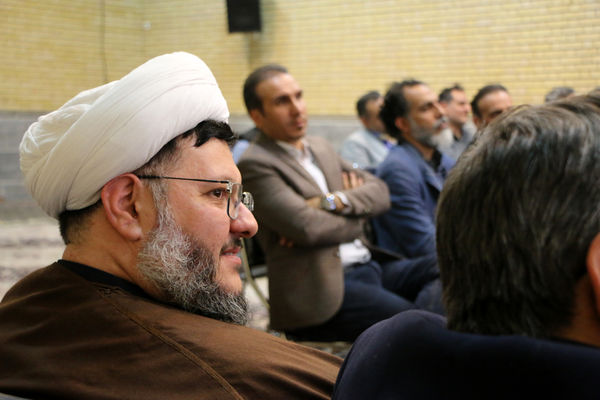 نشست صمیمی‌ دانش‌آموختگان دبیرستان امام رضا(ع) قم در هیات خادم الرضا(ع)