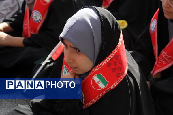 جلوه‌هایی از حضور حماسی دانش‌آموزان قم در راهپیمایی یوم الله ۱۳ آبان