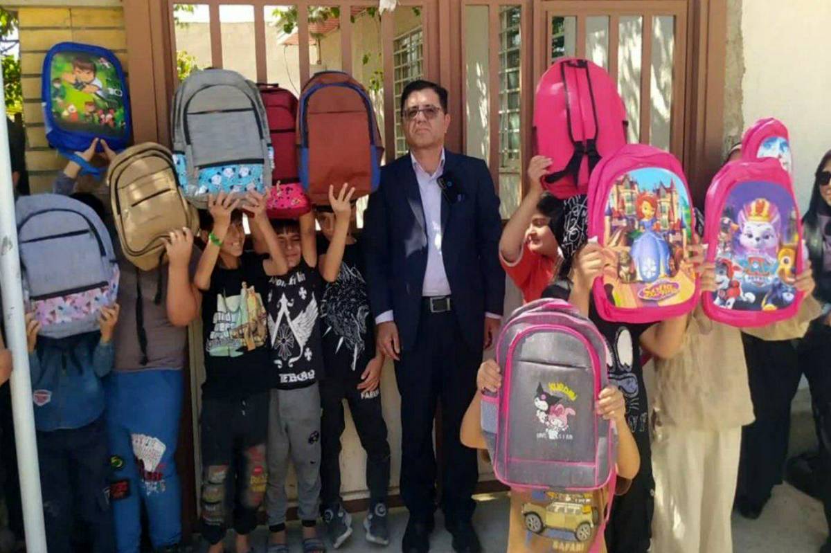 اهدای ۱۰۴ بسته لوازم‌التحریر به دانش‌آموزان کم‌برخوردار توسط گروه‌های جهادی در معمولان