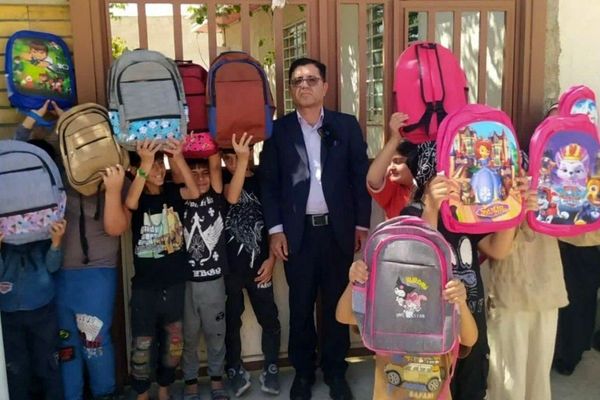 اهدای ۱۰۴ بسته لوازم‌التحریر به دانش‌آموزان کم‌برخوردار توسط گروه‌های جهادی در معمولان