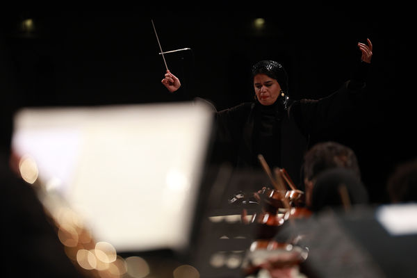 ارکستر سمفونیک تهران به رهبری «پانیذ فریوسفی»