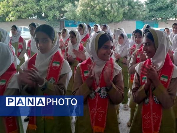 بازدید مدرس کشوری از فعالیت‌های سازمان دانش‌آموزی شهرستان میناب 