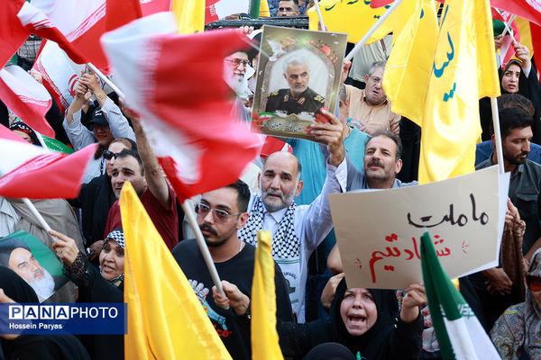 تجمع مردمی بشارت فتح در میدان انقلاب