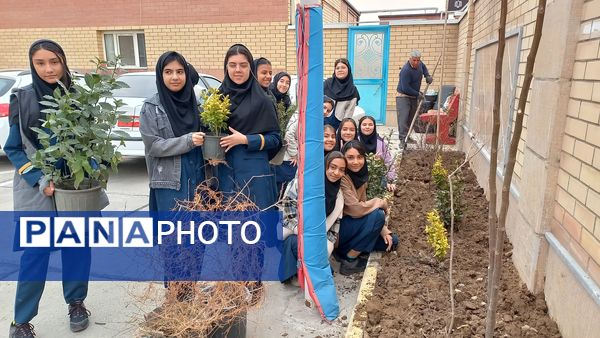 دوستی با طبیعت و شور و حال دانش‌آموزان دبیرستان فرزانگان استعداد درخشان ملارد