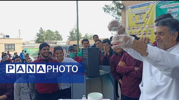 انجام آزمایش‌های علمی در دبیرستان نمونه آیت الله خامنه‌ای کاشمر 