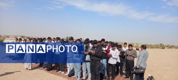 اقامه نماز باران در دل کویر توسط دانش‌آموزان هنرستان شهید رجایی زارچ