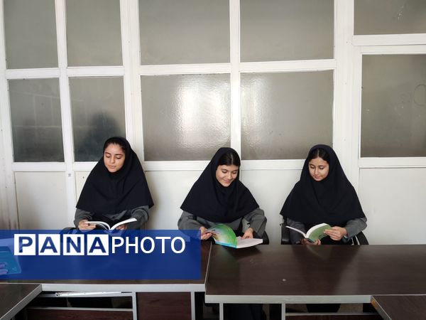  نمایشگاه کتاب به مناسبت هفته کتاب و کتابخوانی در آموزشگاه شهدای معلم ۲