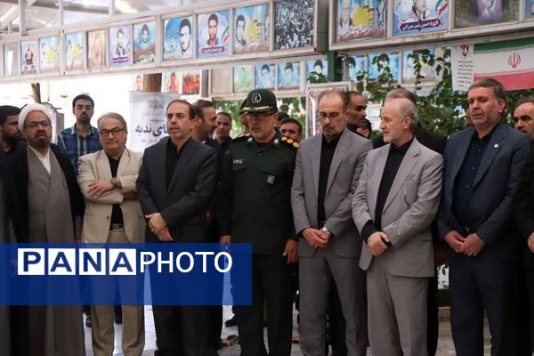 ادای احترام مسئولان قم به شهدا در هفته دولت