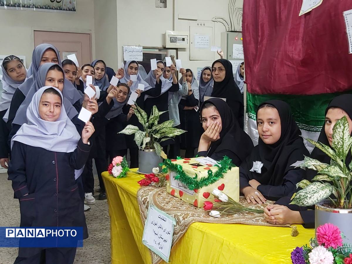 جلوه‌هایی از انتخابات شورای دانش‌آموزی در مدرسه حضرت آسیه(س) قم