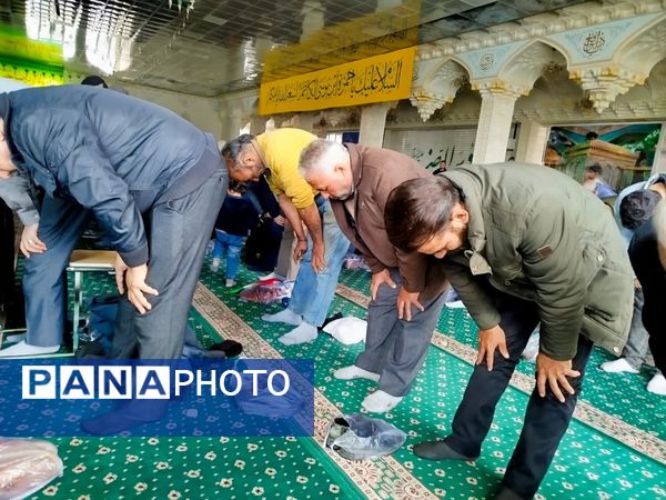 اقامه نماز جماعت بعد از  راهپیمایی در کاشمر 