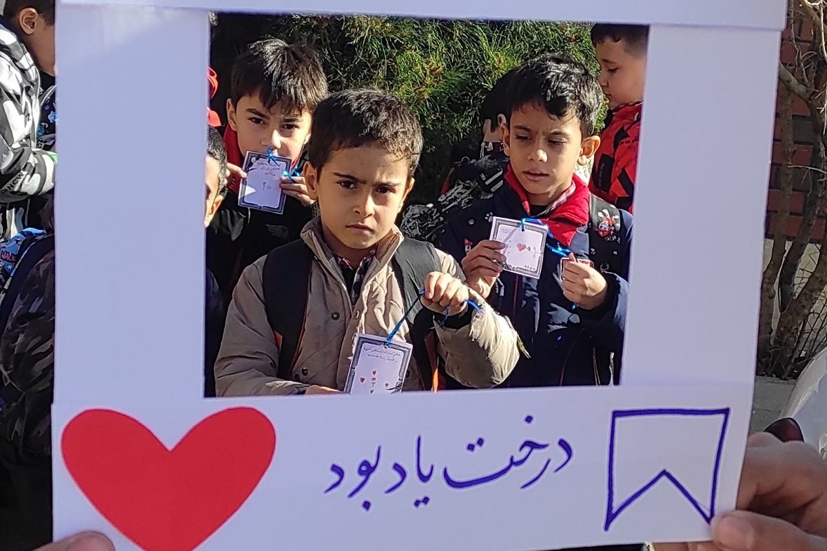 اجرای طرح «لاله‌های روشن» در دبستان شهید نوروزعلی حسینی