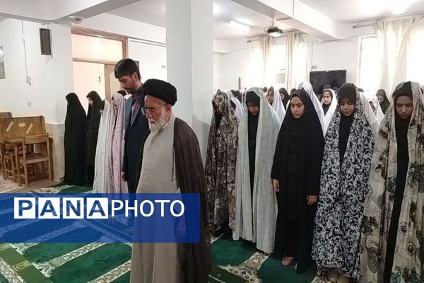 اقامه نماز جماعت در دبیرستان شهید مجید دهنوی نیشابور