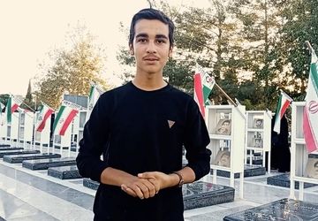 مسئولان شهرستان کاشمر مزار شهدا را در هفته دولت غبارروبی کردند