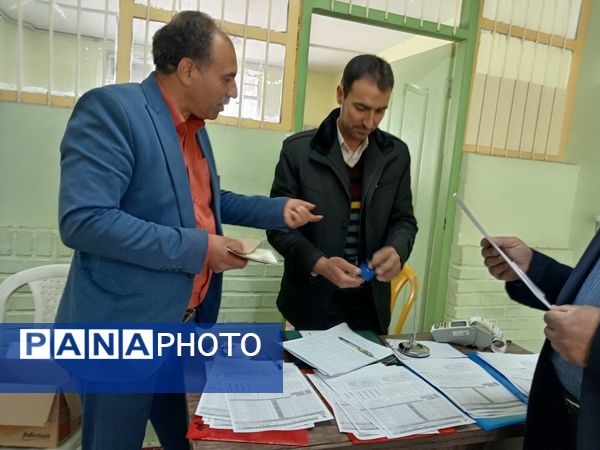 جلسه انجمن اولیا و مربیان تخصصی پایه های دهم دبیرستان نمونه آیت الله خامنه ای برگزار شد